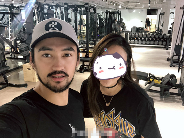 袁弘与胡歌聚会张歆艺挺孕肚现身 胡歌花臂抢