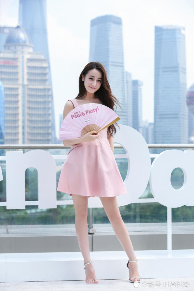 迪丽热巴穿粉色吊带裙秀美腿 没穿高跟鞋腿都