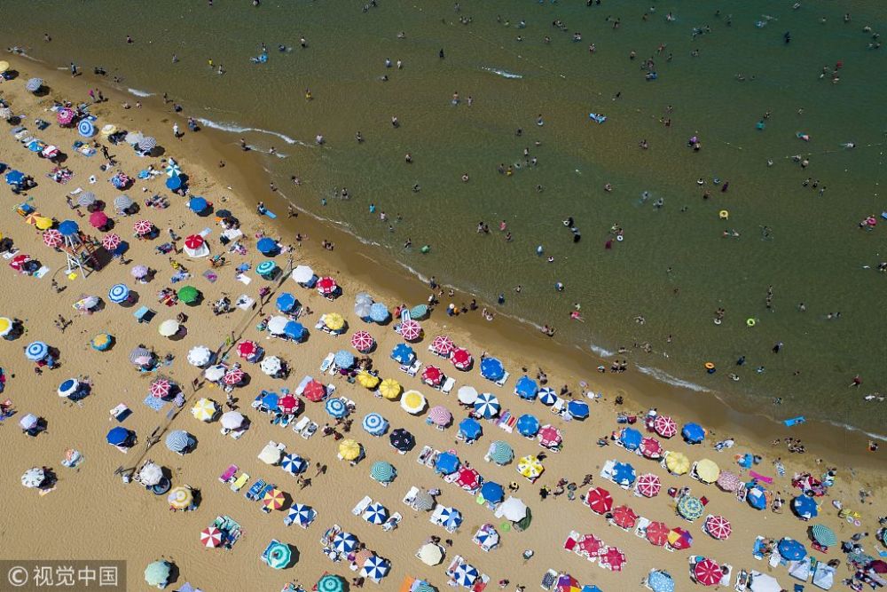 航拍伊斯坦布尔海滩 彩色遮阳伞遍布蓝色海岸