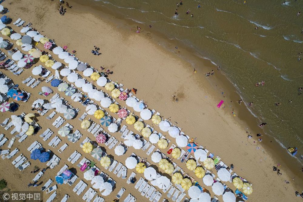 航拍伊斯坦布尔海滩 彩色遮阳伞遍布蓝色海岸