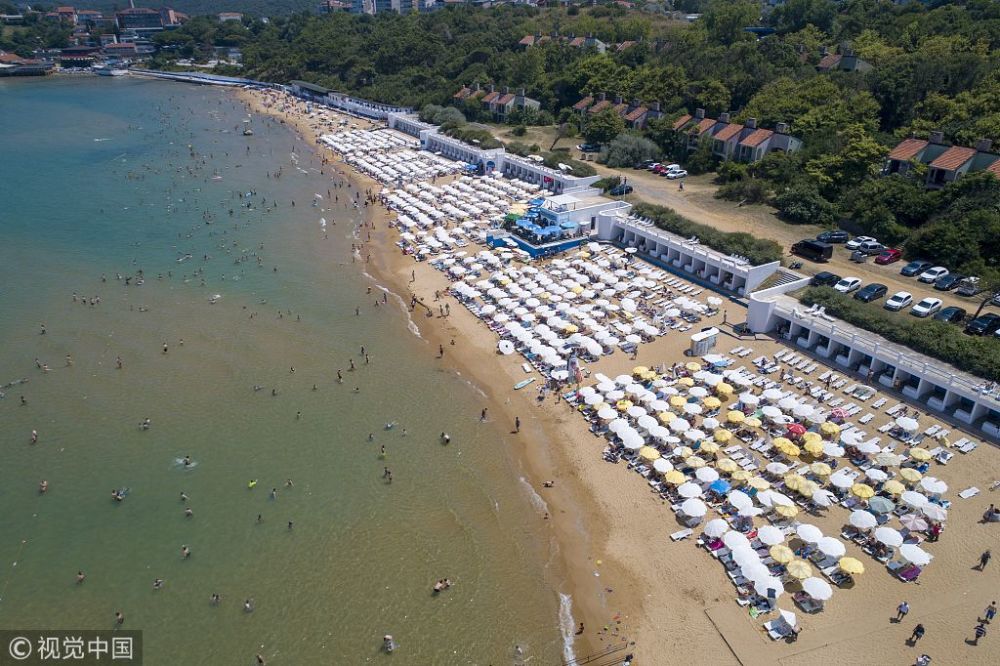 航拍伊斯坦布尔海滩 彩色遮阳伞遍布蓝色海岸