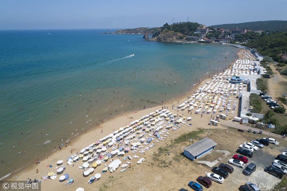 航拍伊斯坦布尔海滩 彩色遮阳伞遍布蓝色海岸