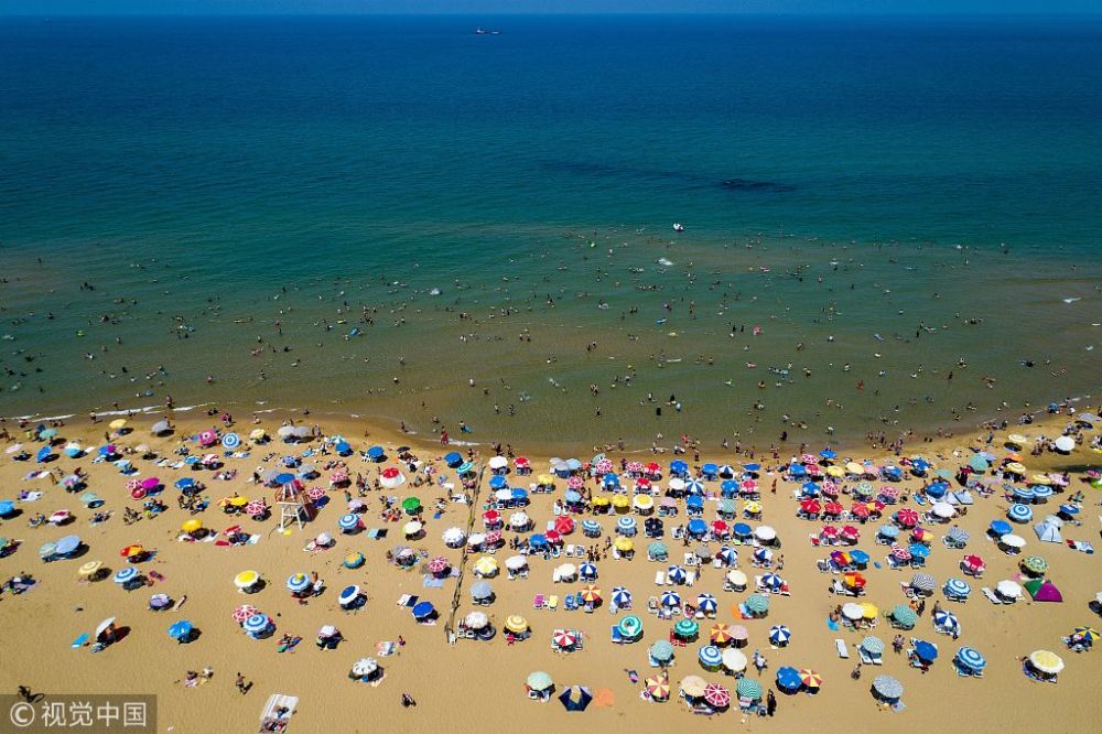 航拍伊斯坦布尔海滩 彩色遮阳伞遍布蓝色海岸