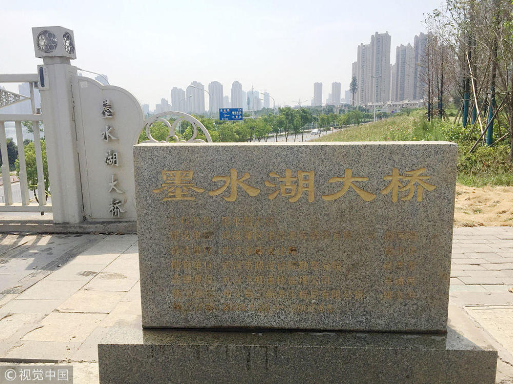 高温持续炙烤! 武汉墨水湖大桥沥青路翻起了"波浪"