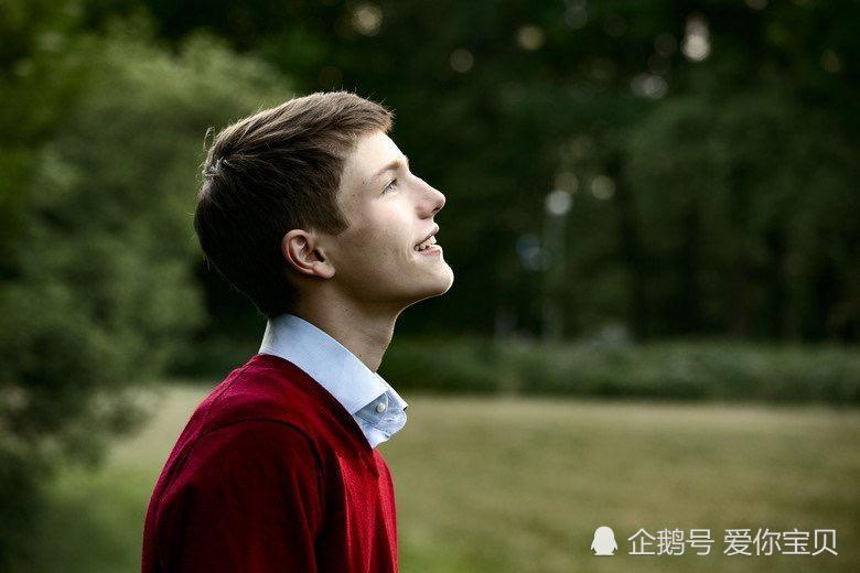 欧洲最帅王子亲弟弟16岁,与乔治生日同一天,颜