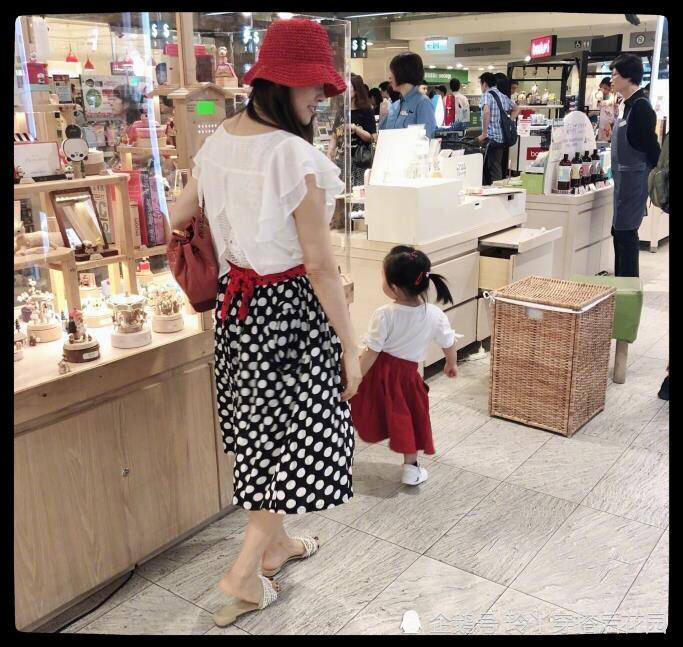 米粒妈伊能静短袖加波点裙,49岁美成20岁