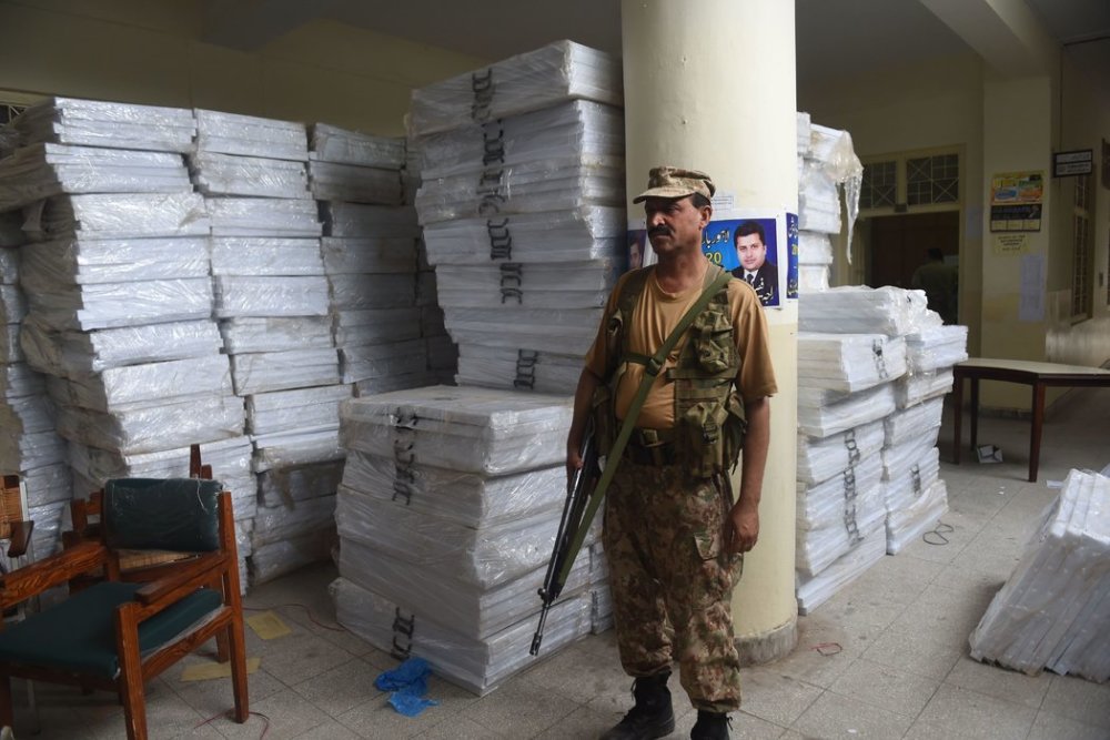 巴基斯坦大选遭遇政治动荡和经济困境,伊姆兰