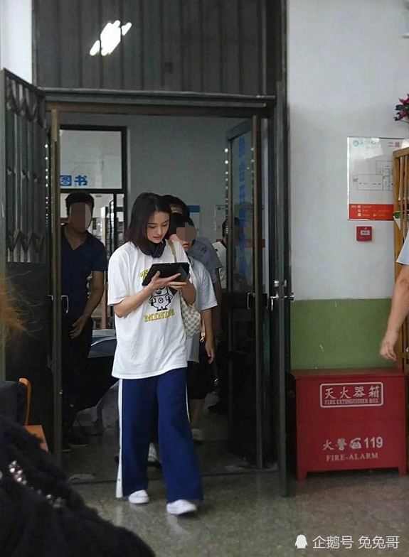 郑爽拍戏剧组引学生不满,被曝有男子冲穿睡裙