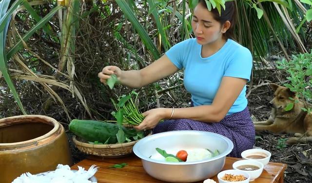 美女用20斤"乌贼项链"做成凉拌菜,看看做法,有没有馋到你?