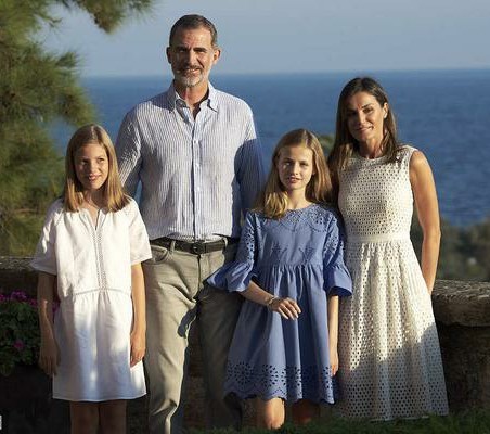 西班牙王室一家海岛度假,国王和大女儿捏脸骑