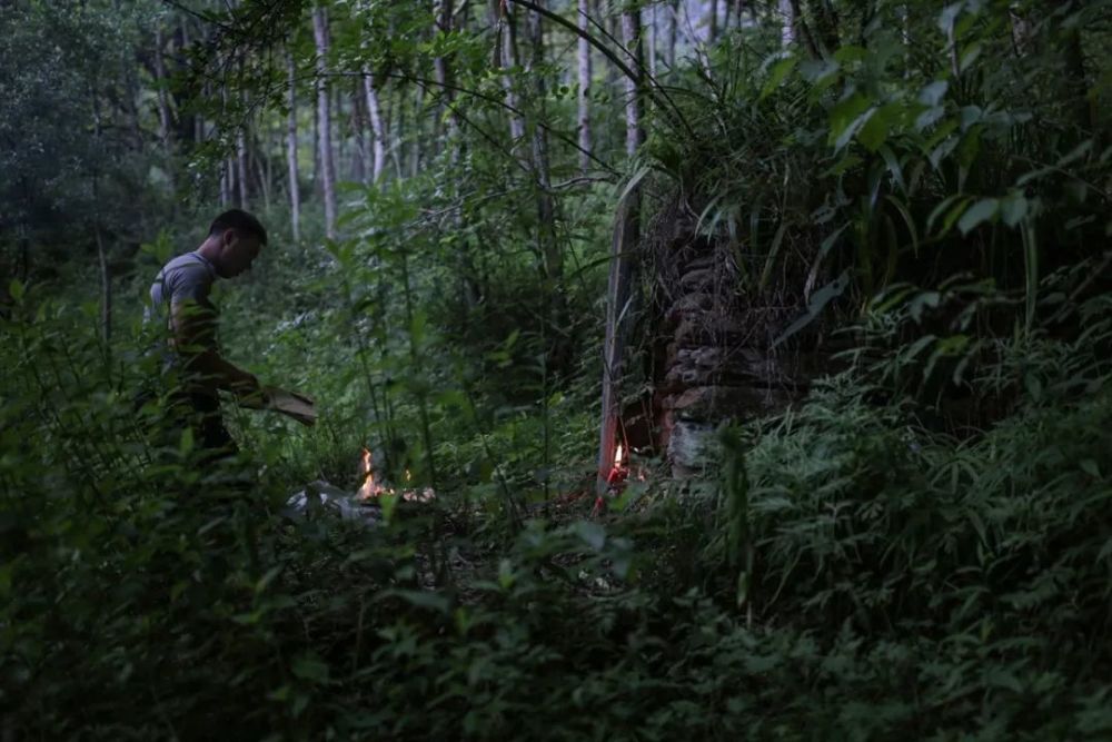 的战友:他从废墟中抬出遗体后 才得知亲人遇难