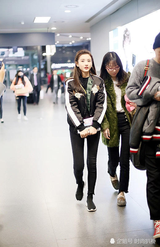 穿同款鞋,170吴宣仪比165宋祖儿还显矮,大长腿