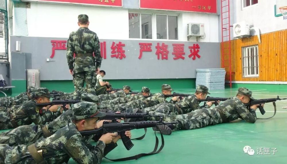 场 缩小靶练出"神枪手" 看,这是他们帅气的射击训练 趴着的,跪着的,站