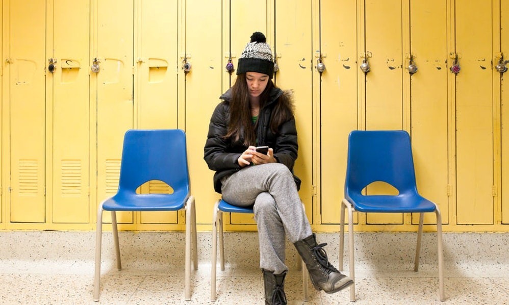 法国通过校园手机禁令 在课堂上玩手机将成违