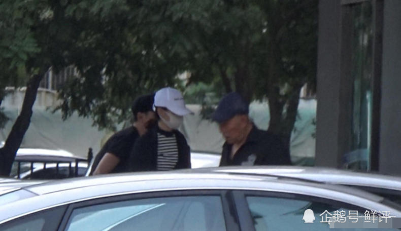 赵丽颖被曝停工怀孕三个月,工作人员否认,粉丝