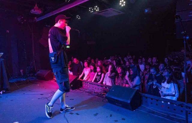 来自山城街头的职业rapper为了梦想不断前行