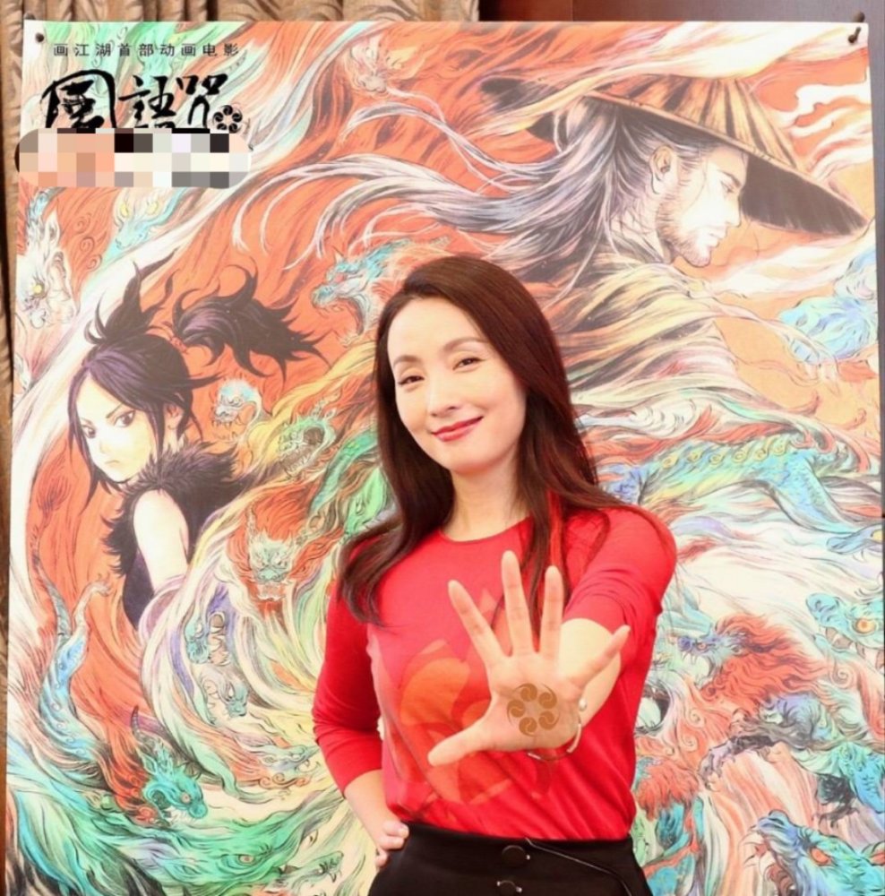 42岁陶虹大秀小蛮腰颜值依旧,与徐峥夫妻同框大撒狗粮