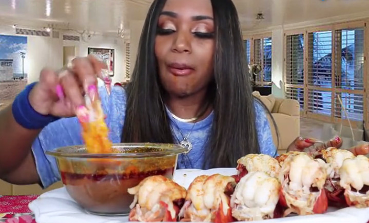 吃蟹阿姨吃超大虾尾,淋上柠檬一口一个,网友:这指甲真抢镜