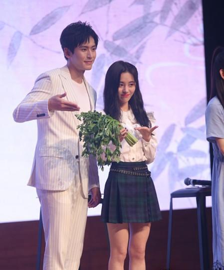 24岁鞠婧祎穿衬衫+短裙亮相,短腿实力抢镜,有