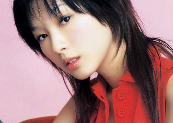 英皇前歌手,结婚后转战时尚圈,如今恢复单身独