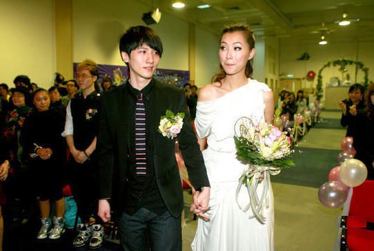 英皇前歌手,结婚后转战时尚圈,如今恢复单身独