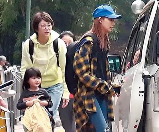 英皇前歌手,结婚后转战时尚圈,如今恢复单身独