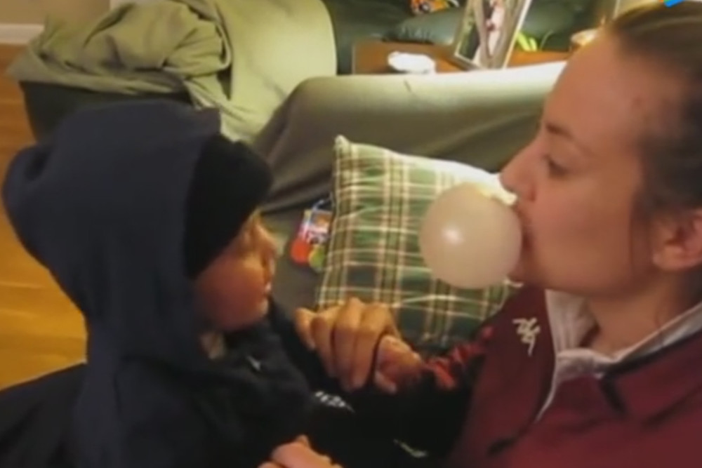 妈妈吹泡泡,逗得宝宝笑的"花枝乱颤",银铃般的笑声很"洗脑"