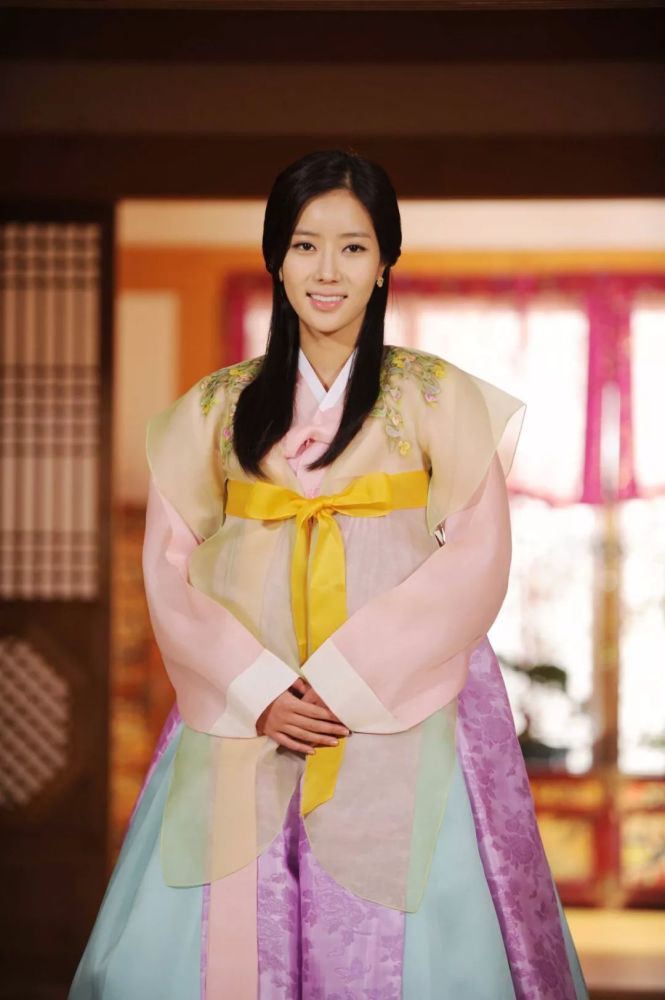 由现实中整容过的演员来饰演江南美人,非常符