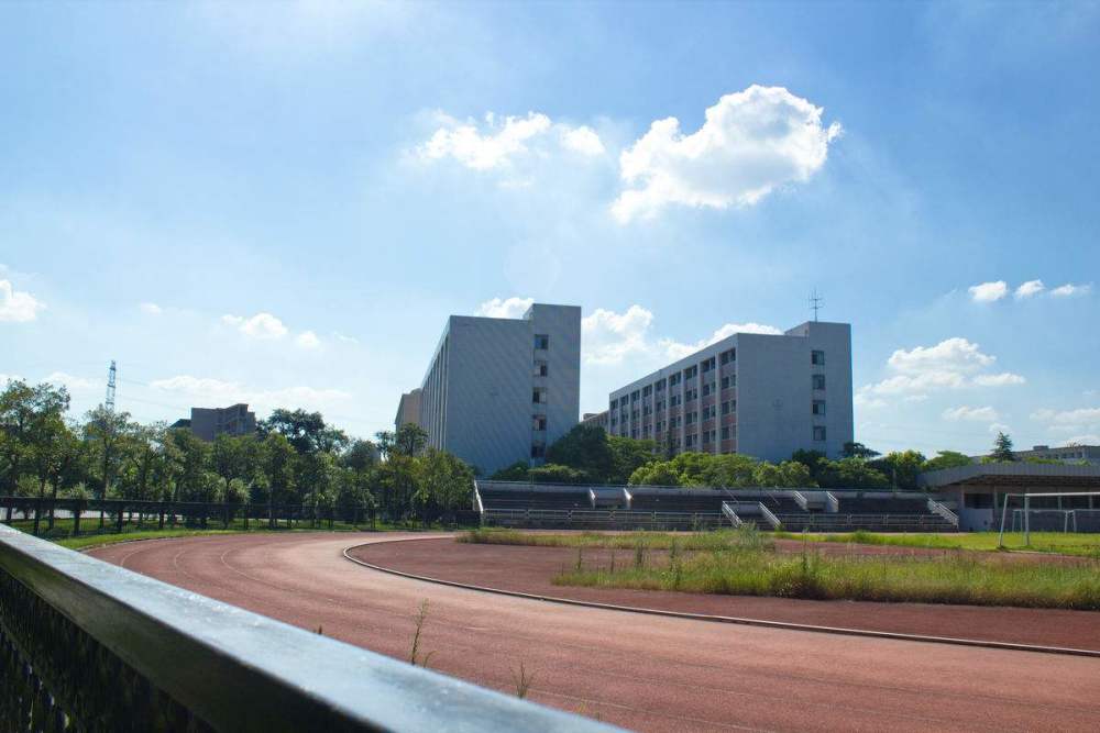 这所大学虽是三本,但分数线超一本,实力还超