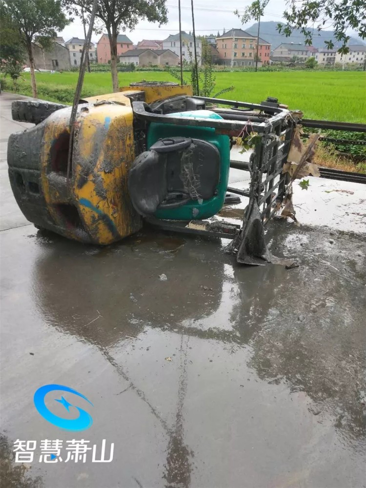 杭州萧山一村道叉车翻入水渠司机被压车底情况紧急