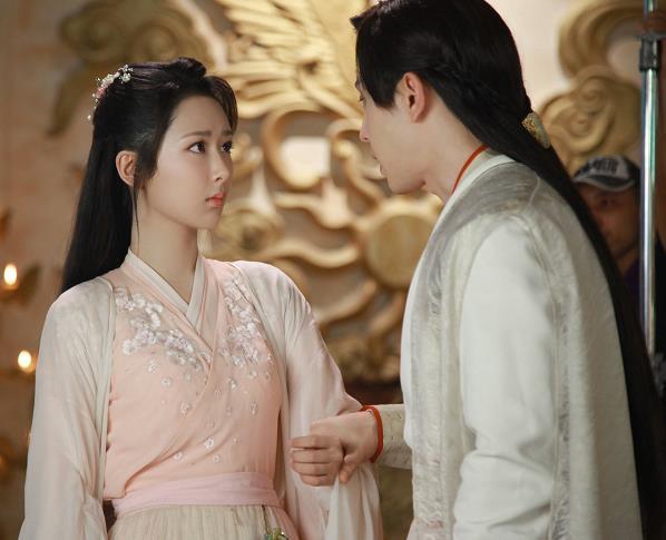 《香蜜》里杨紫与邓伦的七套情侣装,红衣时甜