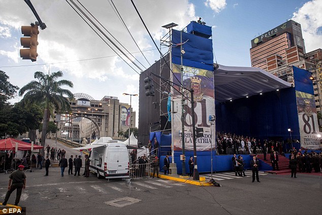 委内瑞拉总统遭炸弹袭击士兵四散奔逃 现场视