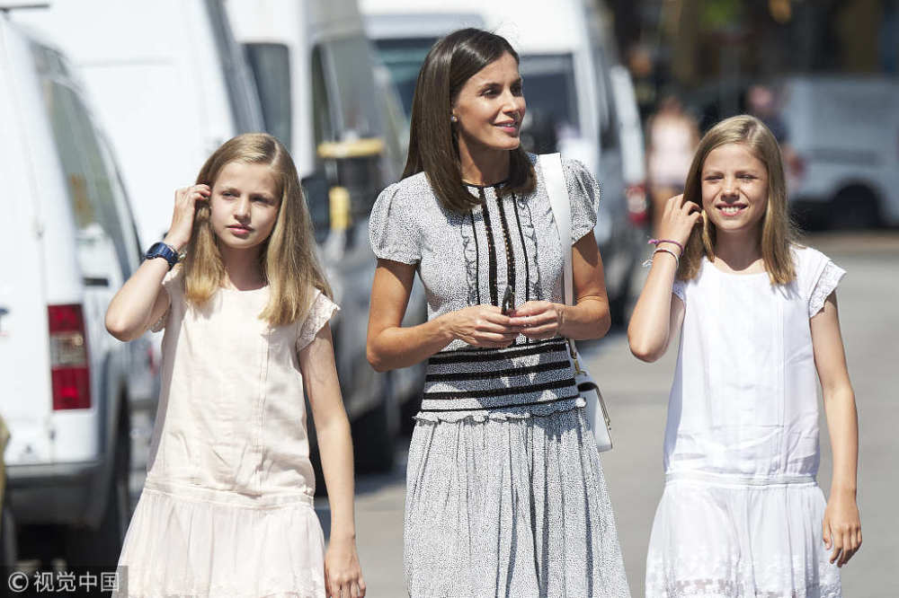 西班牙国王夫妇偕女儿在海岛度假 莱昂诺尔公