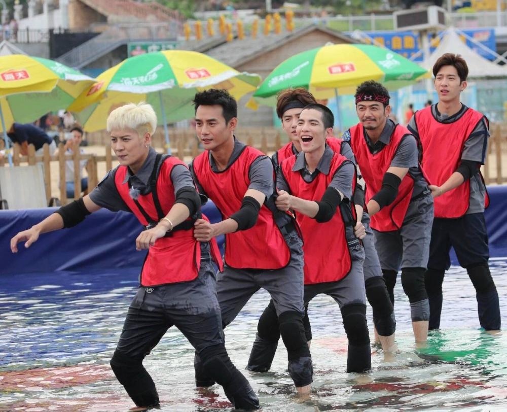 他说唱能力比吴亦凡强,综艺里比鹿晗搞笑,私下