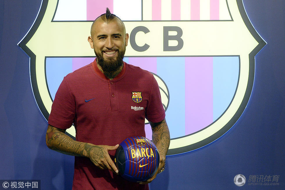 比达尔亮相诺坎普心情大好 深情凝望巴萨队徽-腾讯网