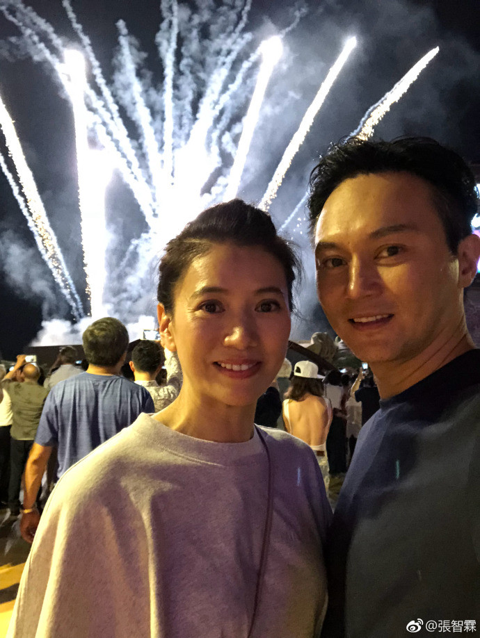 张智霖袁咏仪夫妇出游,结婚17年爱情保鲜依旧