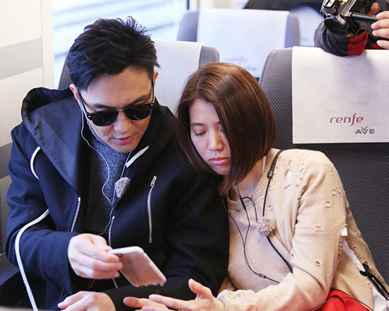 张智霖袁咏仪夫妇出游,结婚17年爱情保鲜依旧