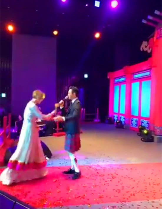 张智霖袁咏仪夫妇出游,结婚17年爱情保鲜依旧