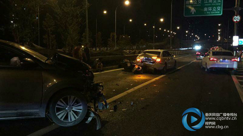 轻微擦挂未撤离奥迪被后方来车撞上2车严重受损 腾讯网