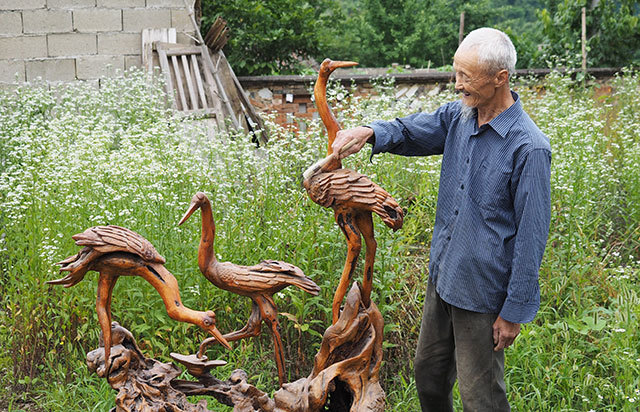 泾县一农民痴迷根雕年近80仍刀耕不辍