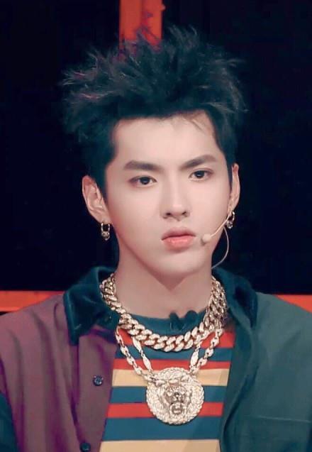 吴亦凡为新作品要住录音室,粉丝尬捧将华丽言