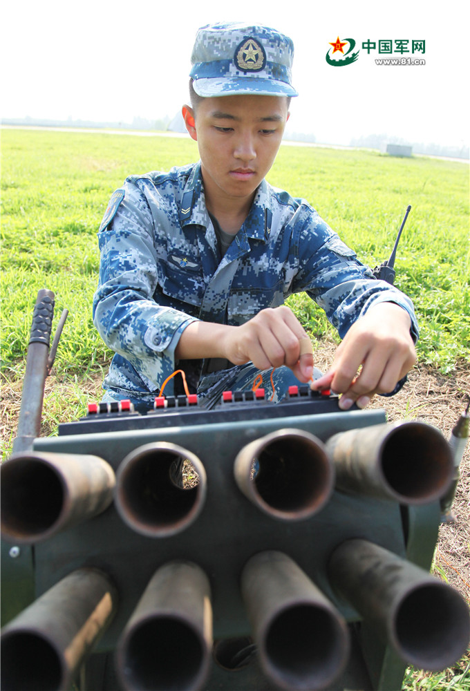 场务连驱鸟排官兵在保障现场,用手持驱鸟器驱赶低空鸟类.