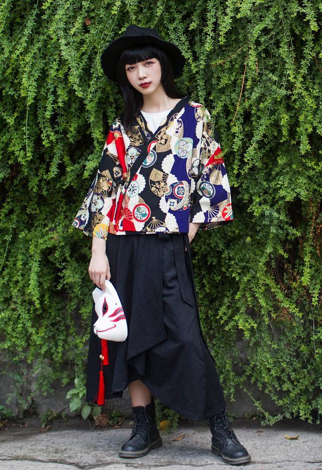 日式和风式衬衫的话,其他的搭配尽量选择一些比较质朴的纯色衣服来