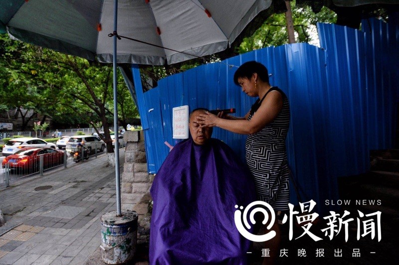 重庆一位女理发师:剪一次发只收5元,5年不涨价