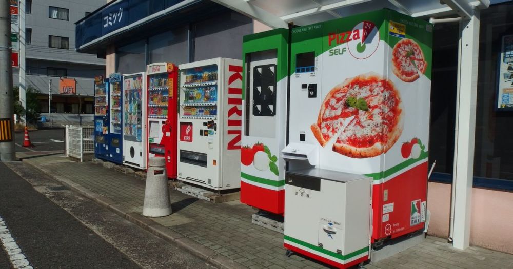 日本首台披萨自动贩卖机 放在了茑屋书店门外
