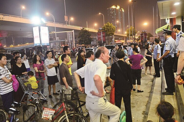 不少市民晚上9点还在超市门口焦急地等待 楚天都市报记者王永胜摄