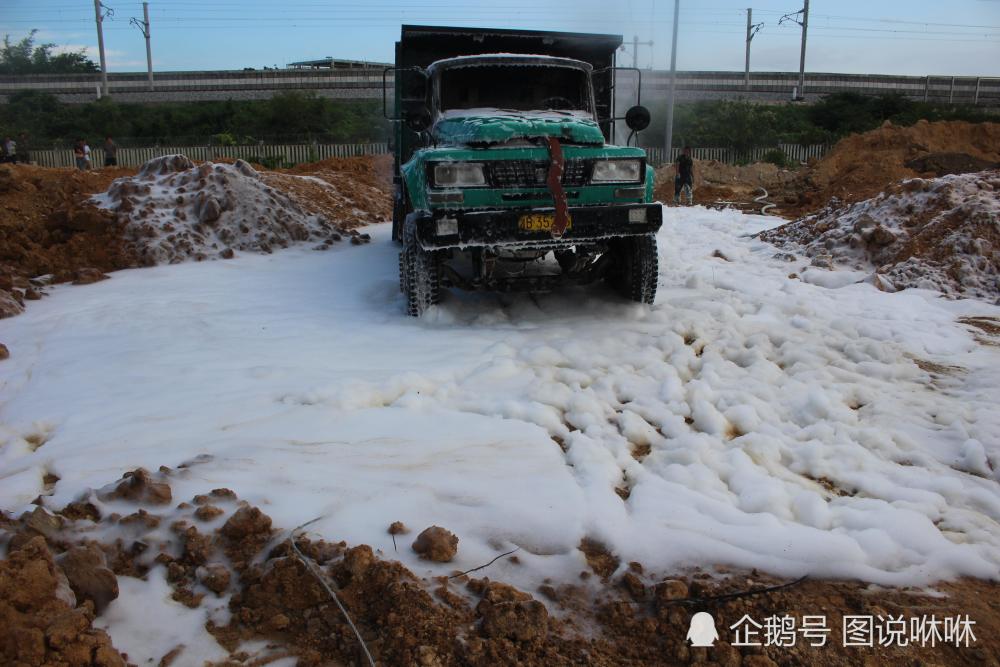 消防员化身"雪人"抵挡高温 救下一辆运沙卡车