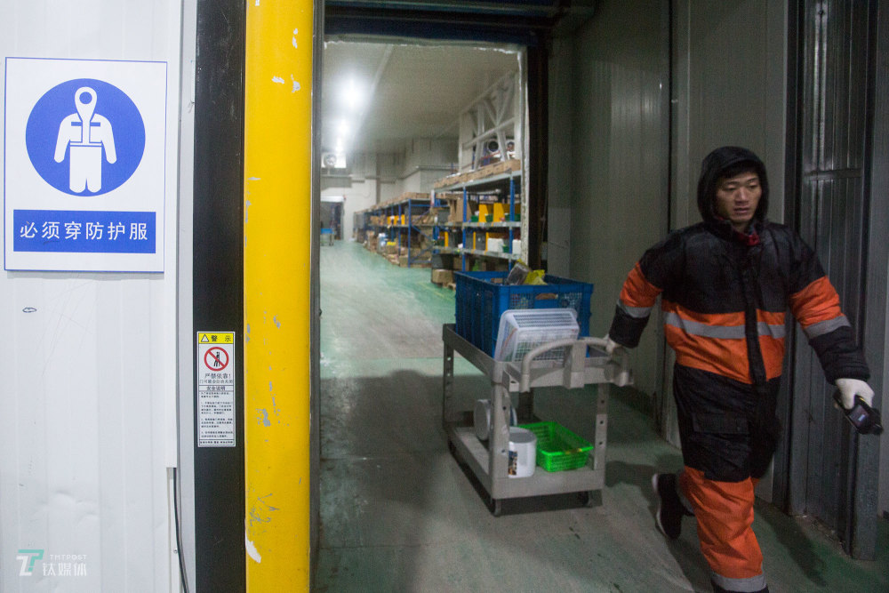 探访京东冷冻仓库:拣货员寒冬里作业,酷暑中取