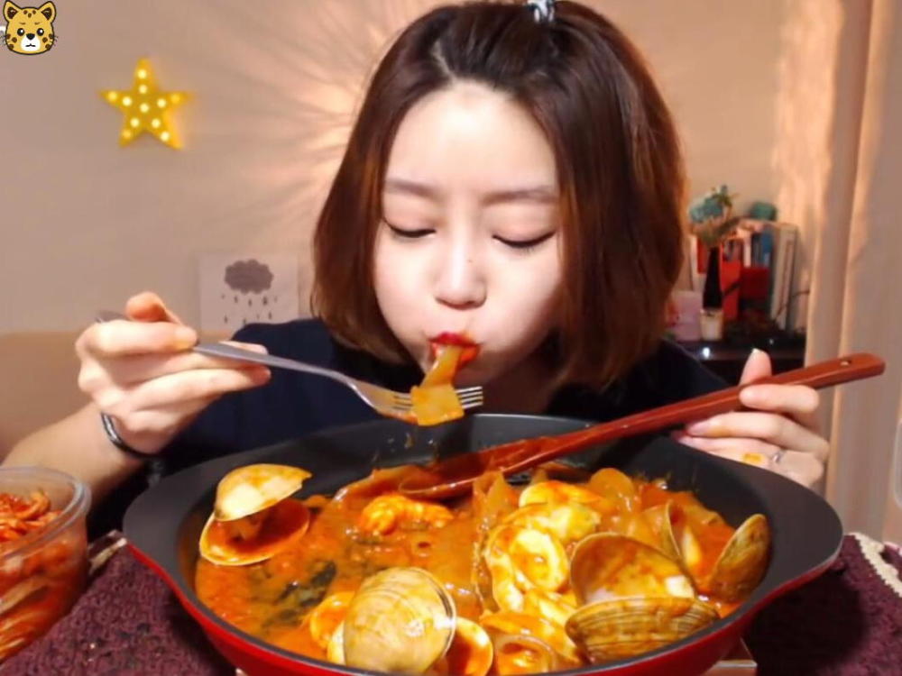 多萝西吃辣炒扇贝,宽粉比贝壳多,网友:总给我一种错觉