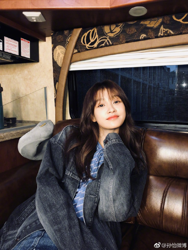 辣妈孙怡真会穿!t恤搭配A字裙少女感十足,网友